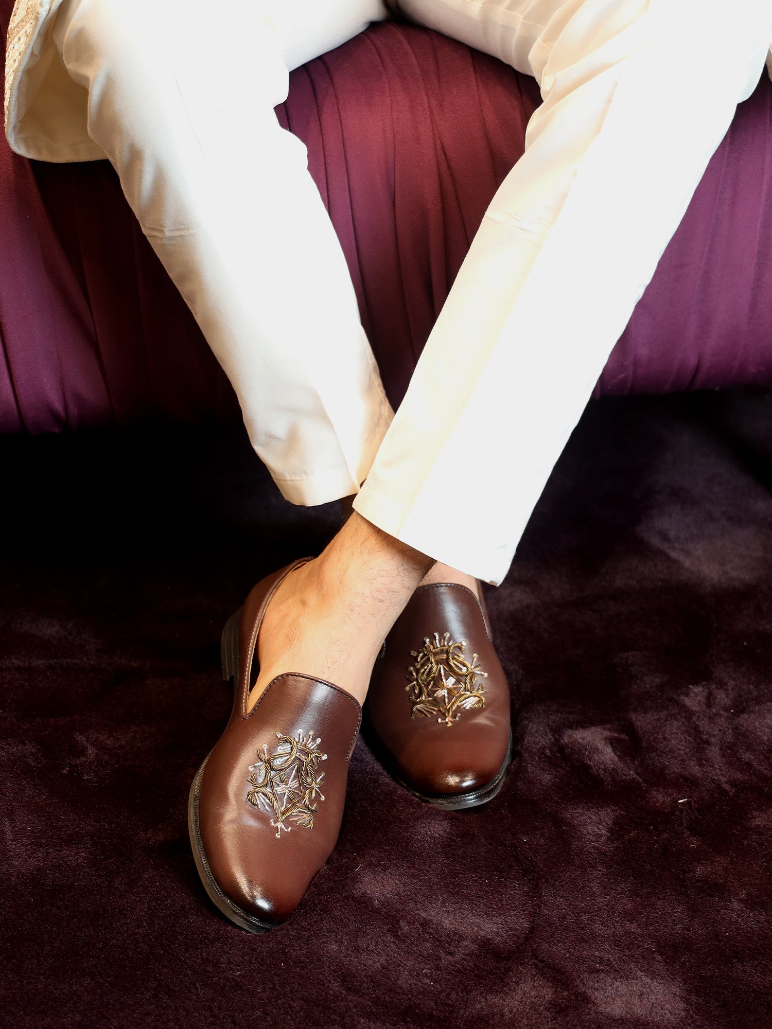 EMBROIDERED BROWN SHOES